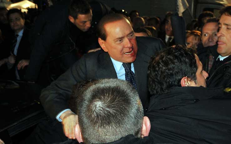 berlusconi_aggressione_comizio_milano_09