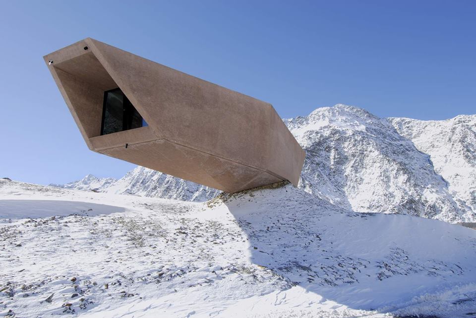 Dettaglio di Passo Rombo, sul valico del Passo del Rombo a 2509 metri di altezza, confine tra Italia e Austria, progetto dell'architetto italiano Werner Tscholl