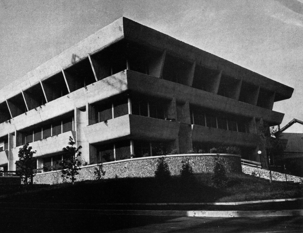 (Public Service Offices, Bayonne, Francia, 1971 di Jean-Raphaël Hébrard e André Grésy)