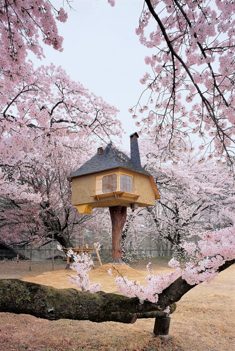 DIDA PRIMA (La -Terunobu Fujimori's Teahouse- vicino al museo Kiyoharu Shirakaba nella città di Hokuto in Giappone. Disegnata da Terunobu Fujimori)