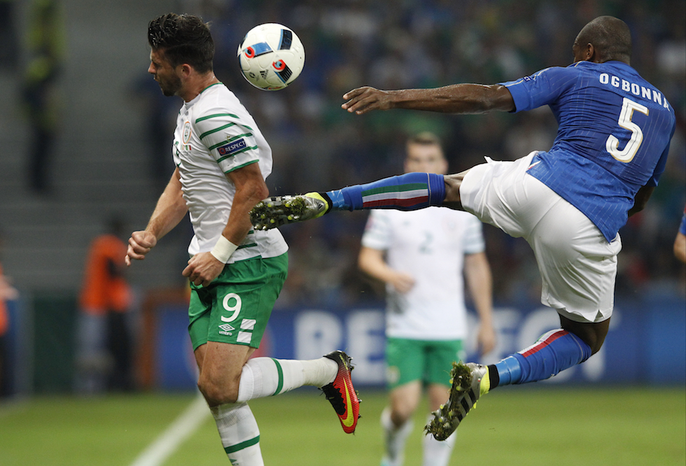 Angelo Ogbonna e Shane Long. (AP Photo/Antonio Calanni)