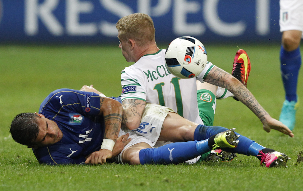 Stefano Sturaro e James Mcclean. (AP Photo/Antonio Calanni)